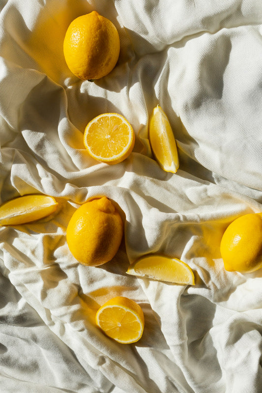 Whole and sliced fresh lemons