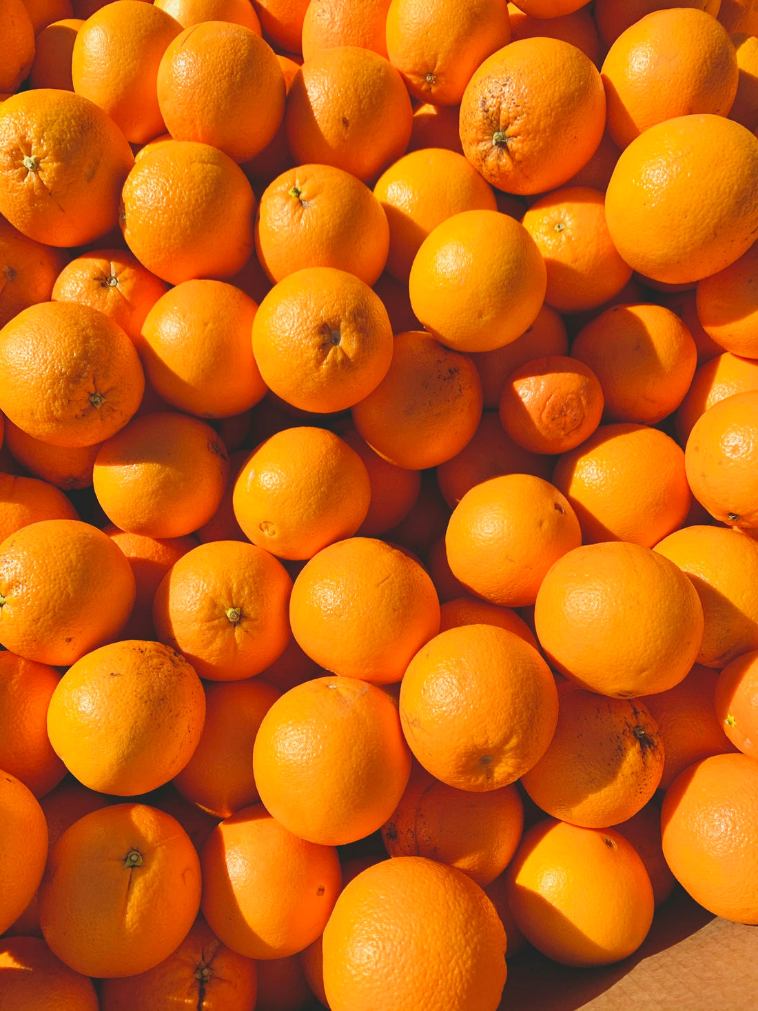 Pile of fresh sweet oranges